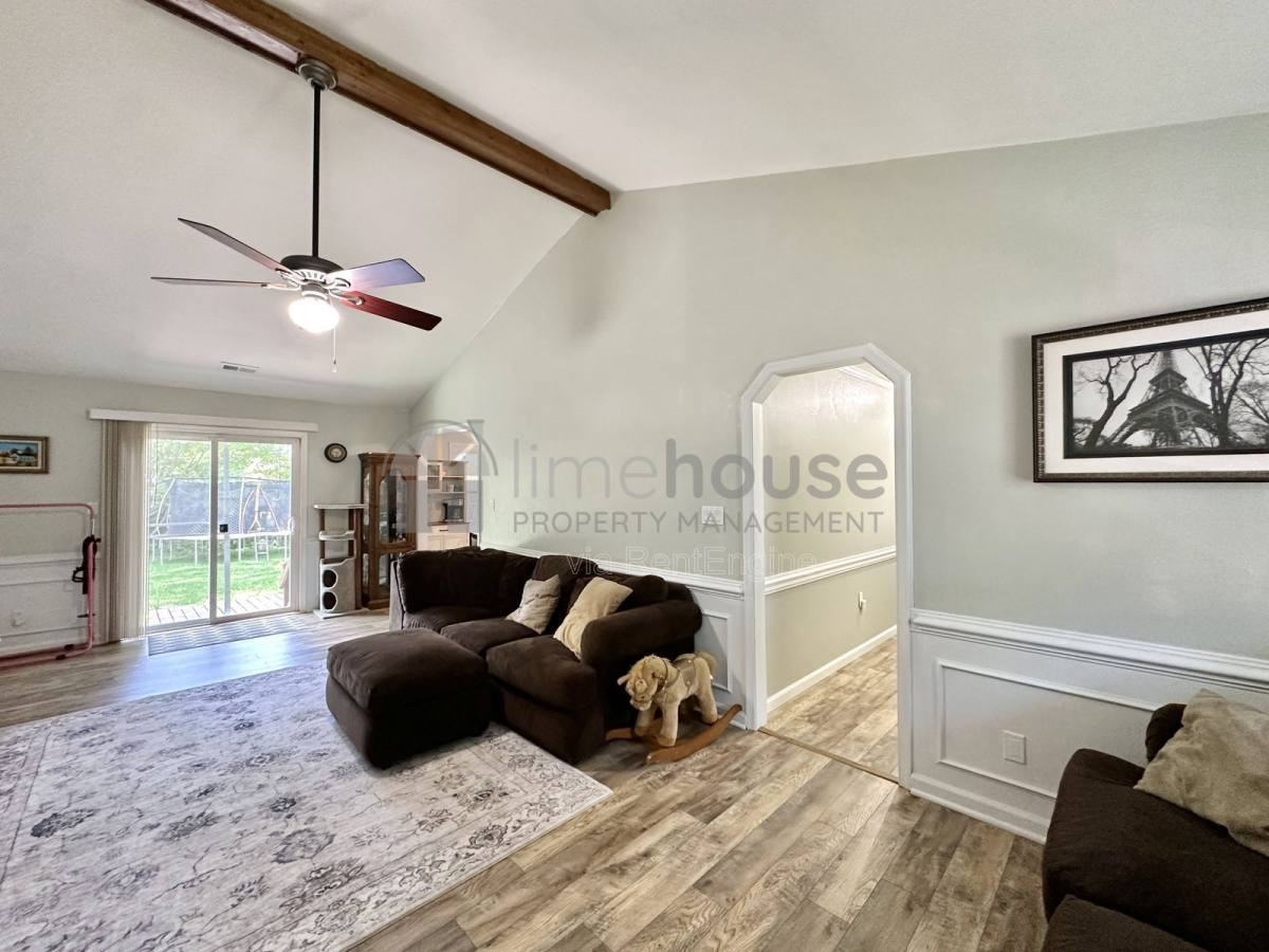 3533 Bernies Ct N - Photo 3 of 10