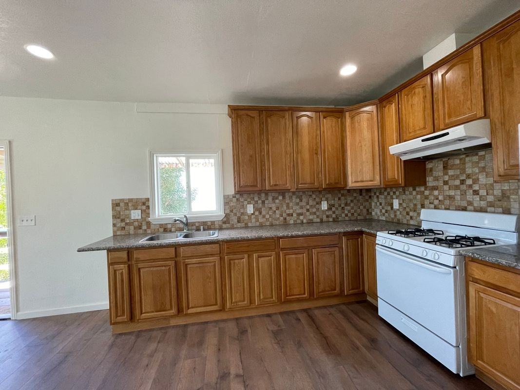 1396 E 27th St ##A - Photo 7 of 28