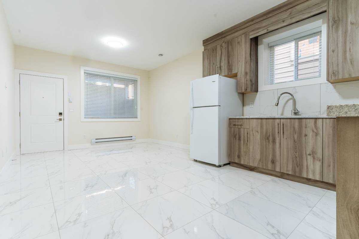 20549 70A Avenue - Photo 3 of 18