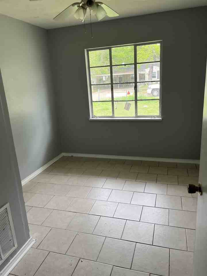 2943 Hillcrest Ave - Photo 3 of 11