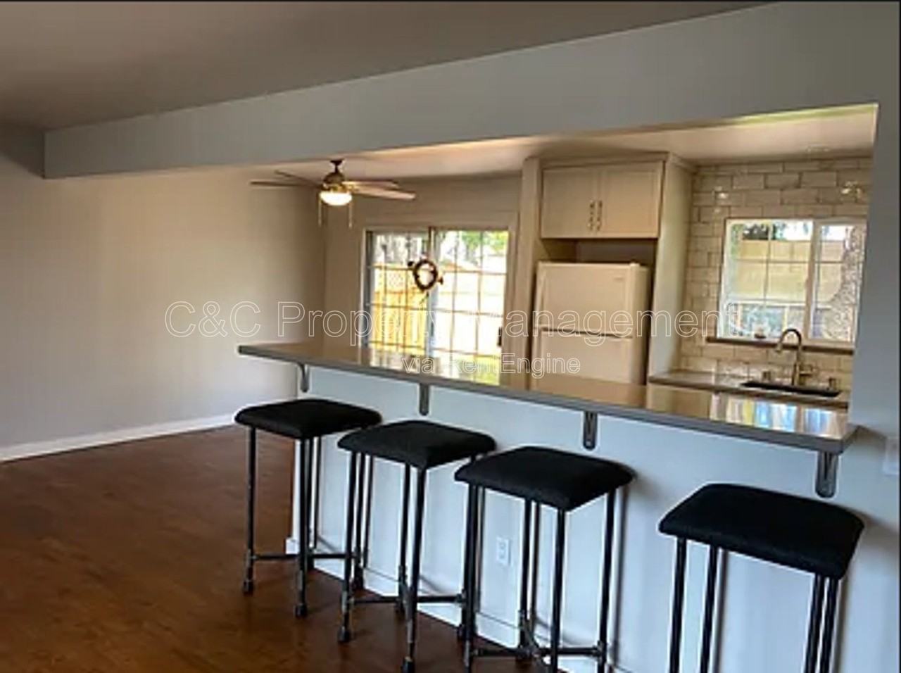 1124 Carson St - Photo 3 of 25