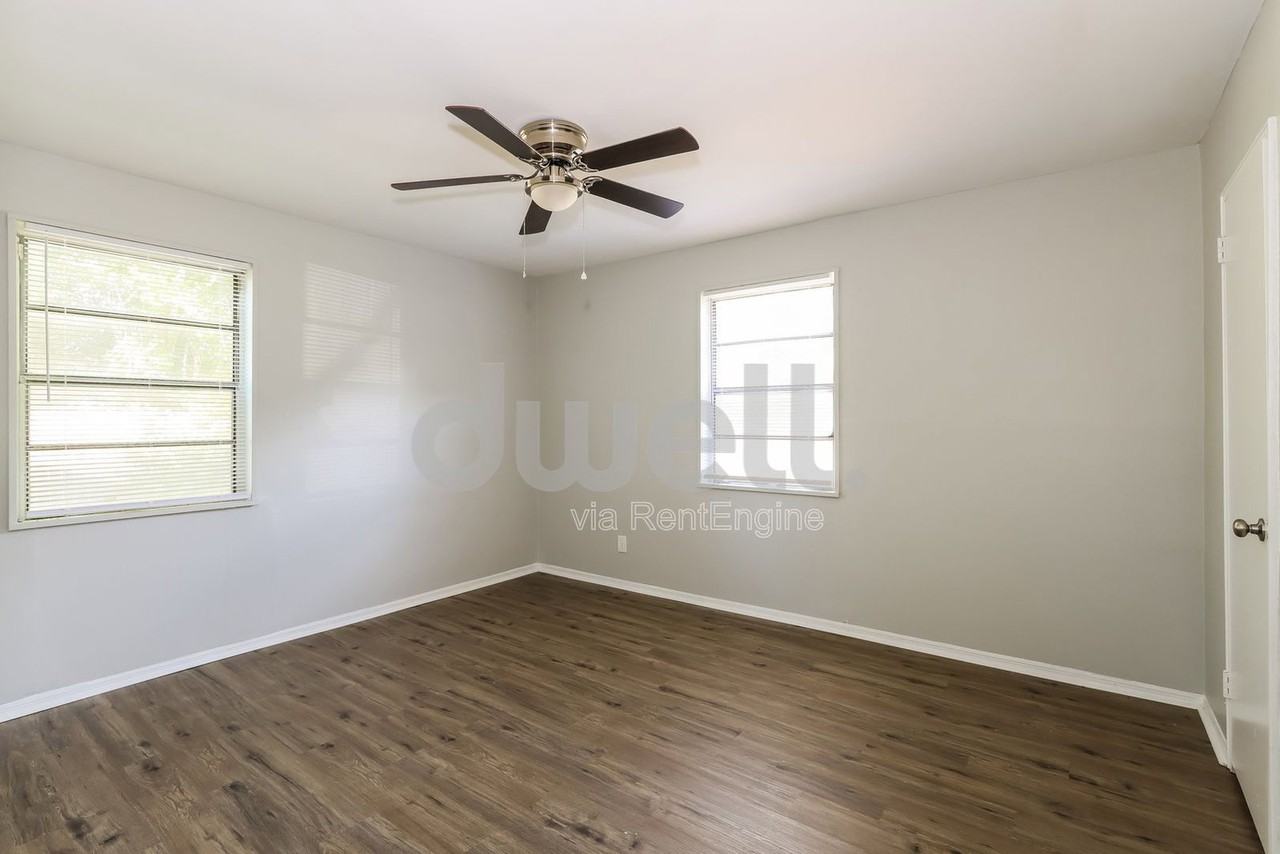 778 Vincent Ave Ne - Photo 5 of 9