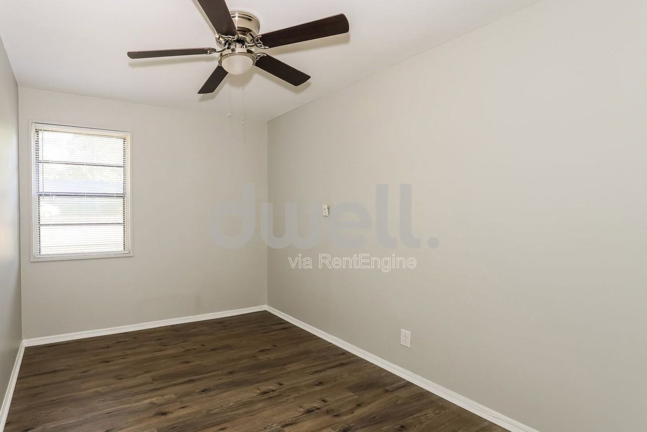 778 Vincent Ave Ne - Photo 7 of 9