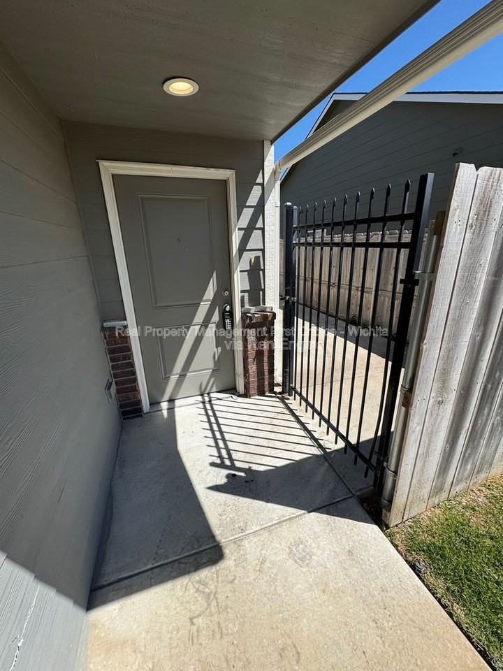 412 S Longbranch Dr - Photo 3 of 36