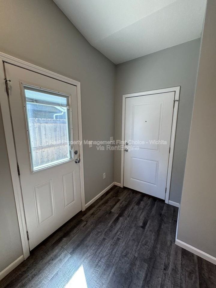 412 S Longbranch Dr - Photo 4 of 36