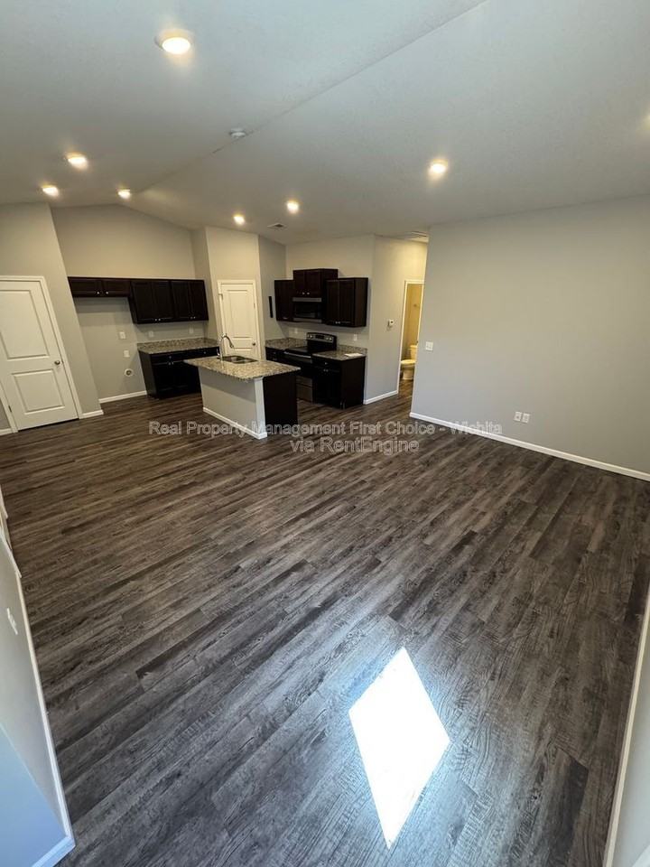 412 S Longbranch Dr - Photo 5 of 36