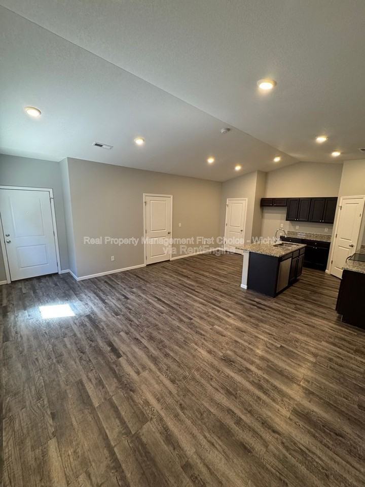 412 S Longbranch Dr - Photo 6 of 36