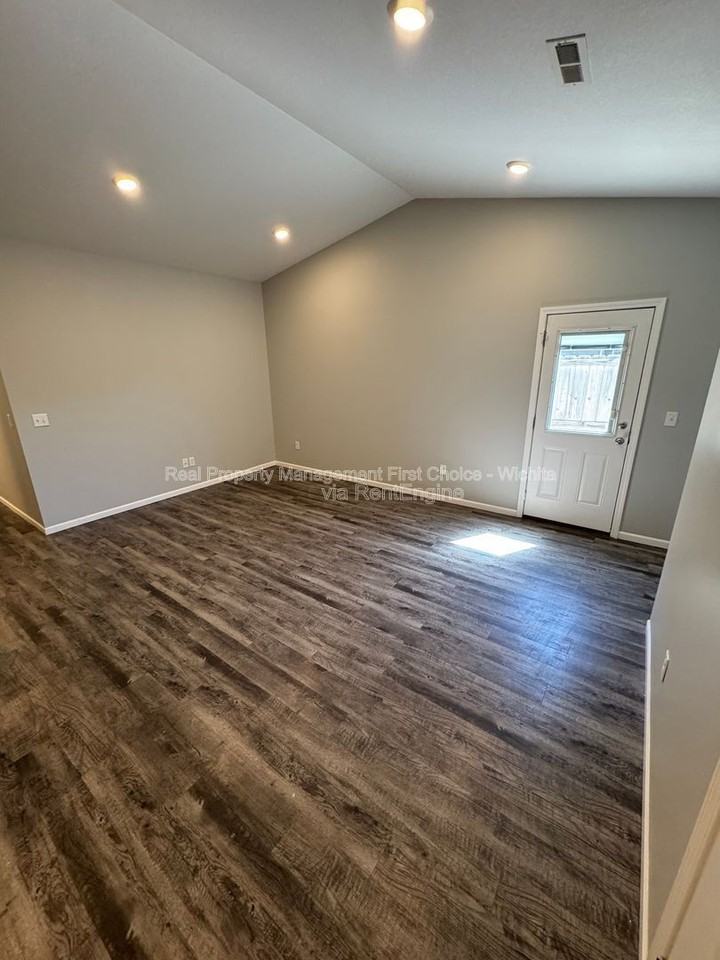 412 S Longbranch Dr - Photo 7 of 36