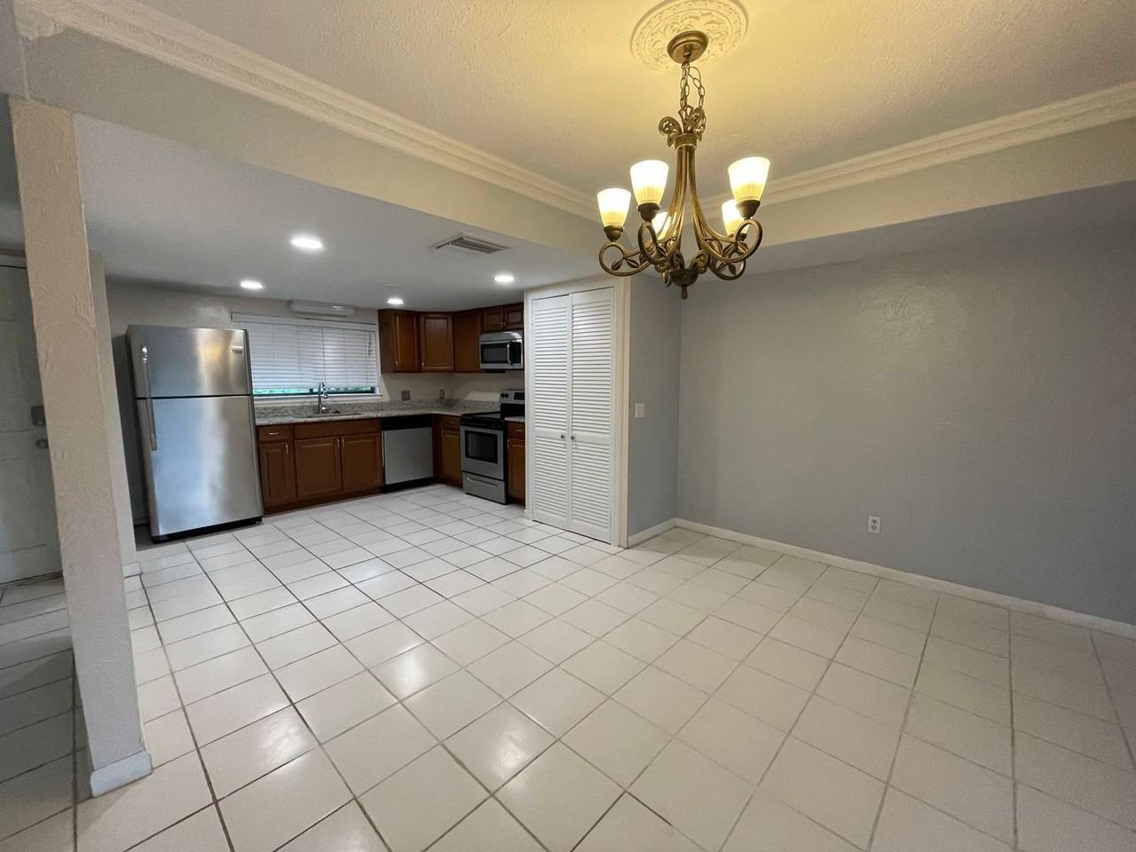 710 Raymond Cir - Photo 3 of 15