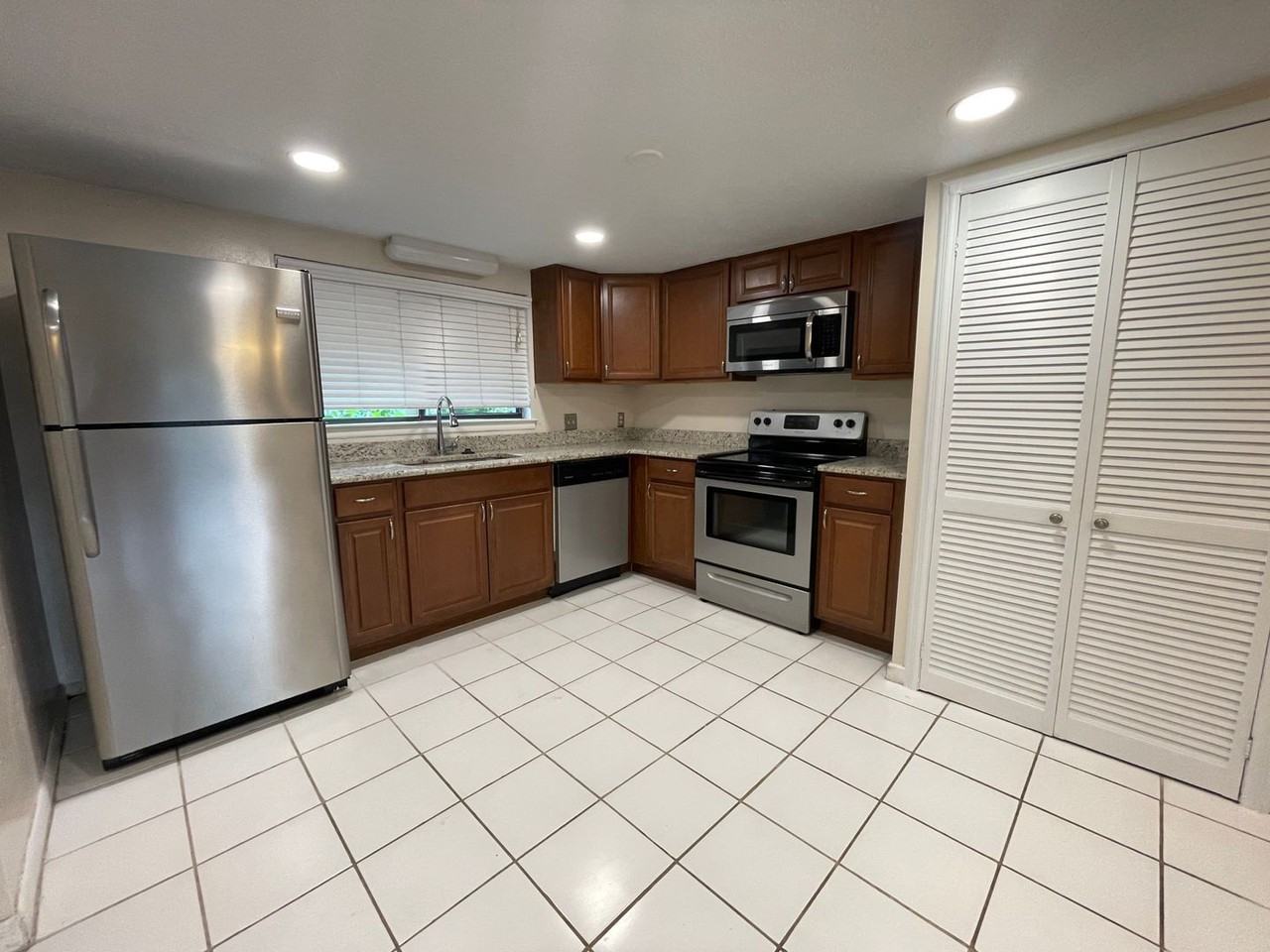 710 Raymond Cir - Photo 4 of 15