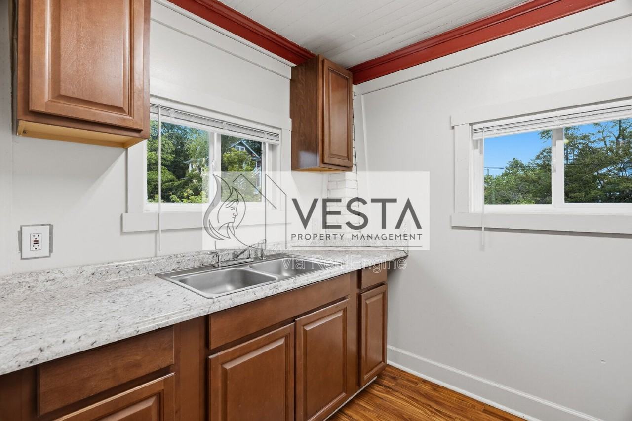17 Clyde St #B - Photo 3 of 26