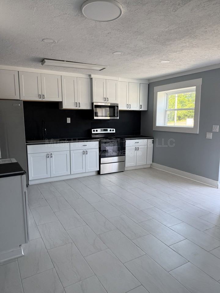 404 W Main St #B - Photo 3 of 8