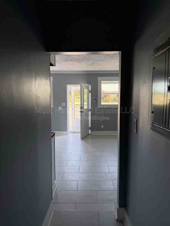 404 W Main St #B - Photo 5 of 8