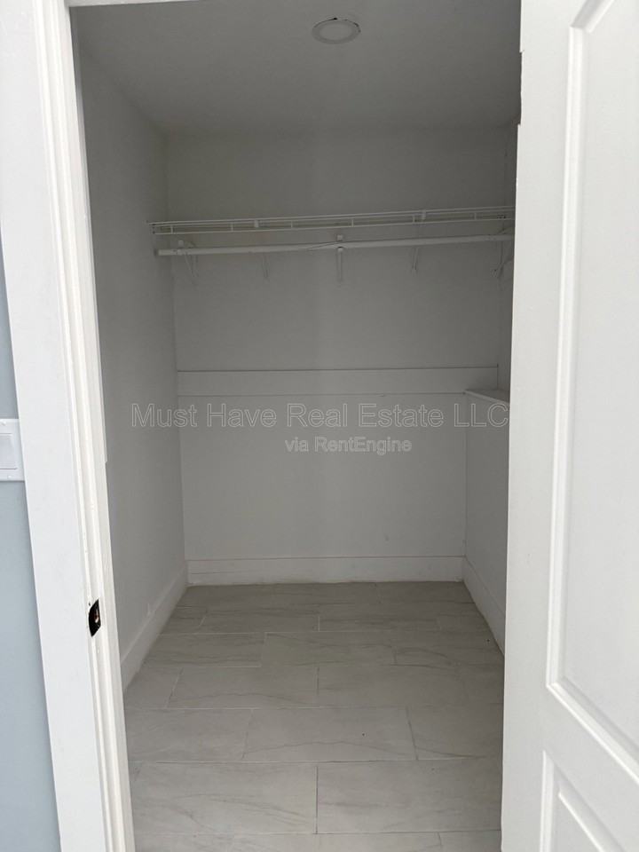 404 W Main St #B - Photo 6 of 8