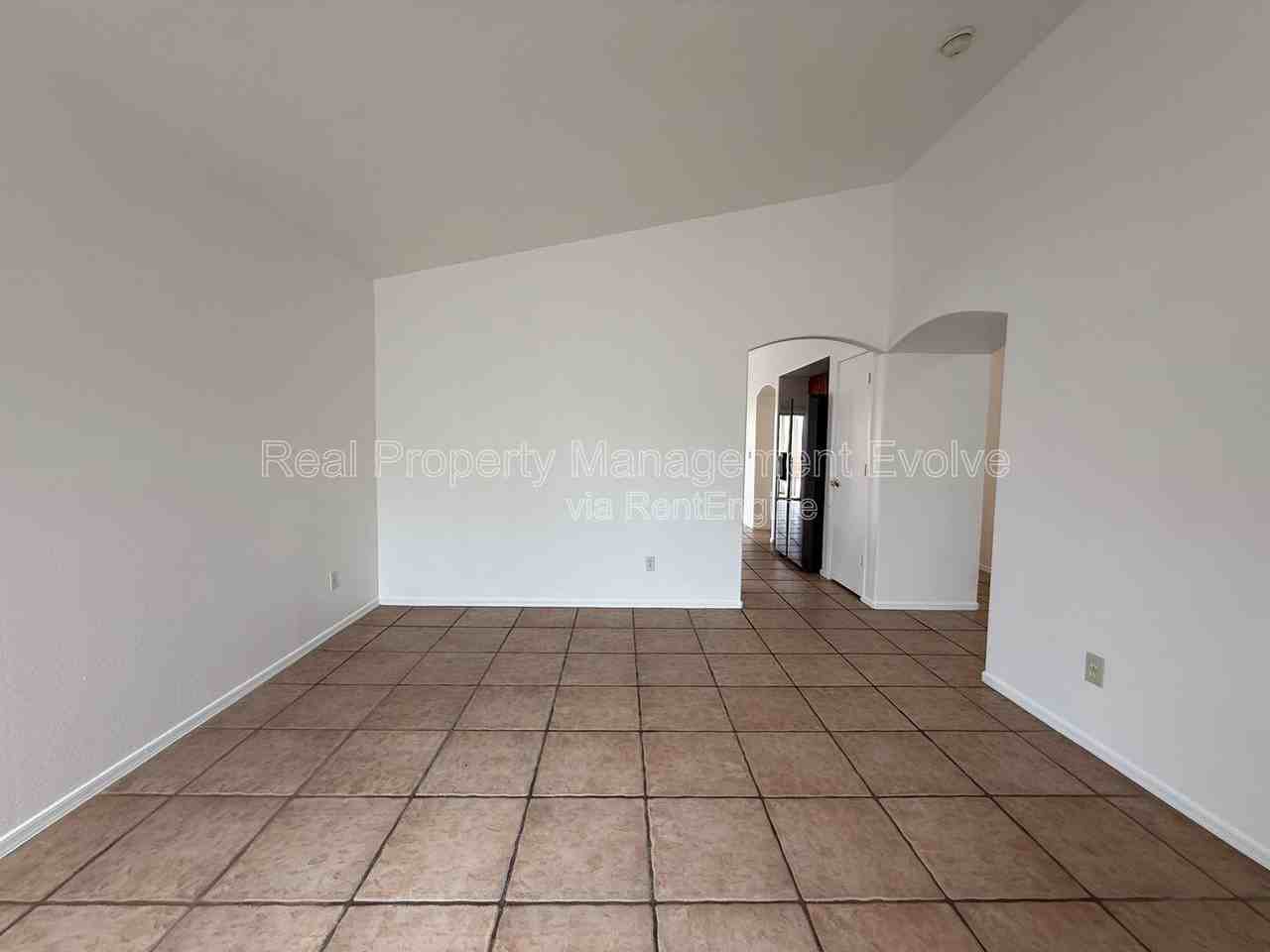11915 W Rosewood Dr - Photo 4 of 24