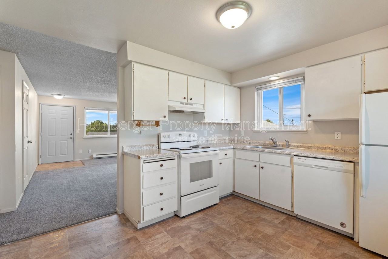 3203 N Smith St #12 - Photo 5 of 21
