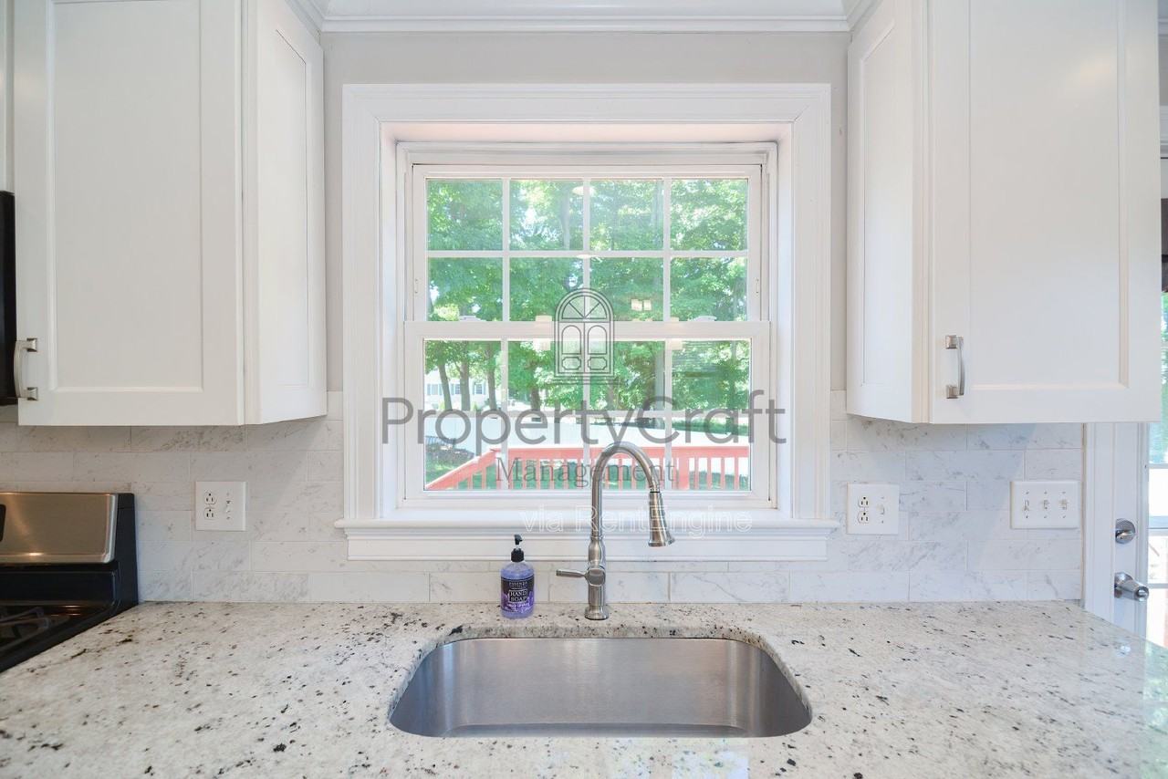 6 Meeting House Ln - Photo 4 of 12