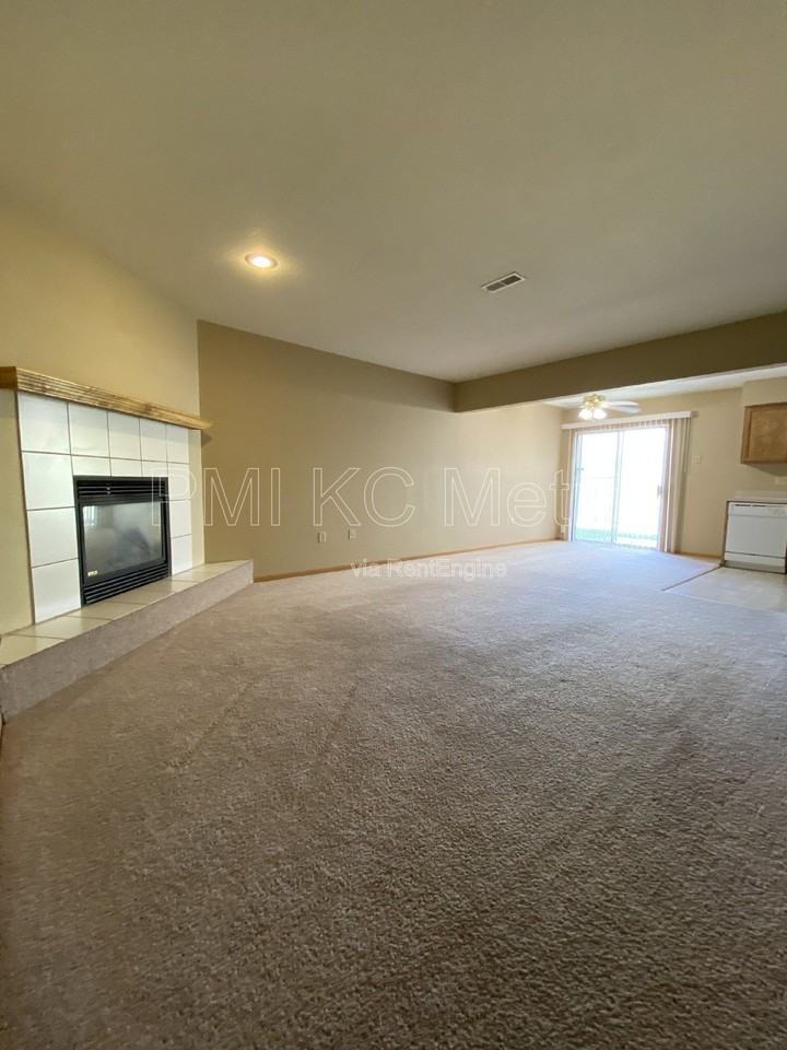 526 Ne Churchill St - Photo 2 of 15