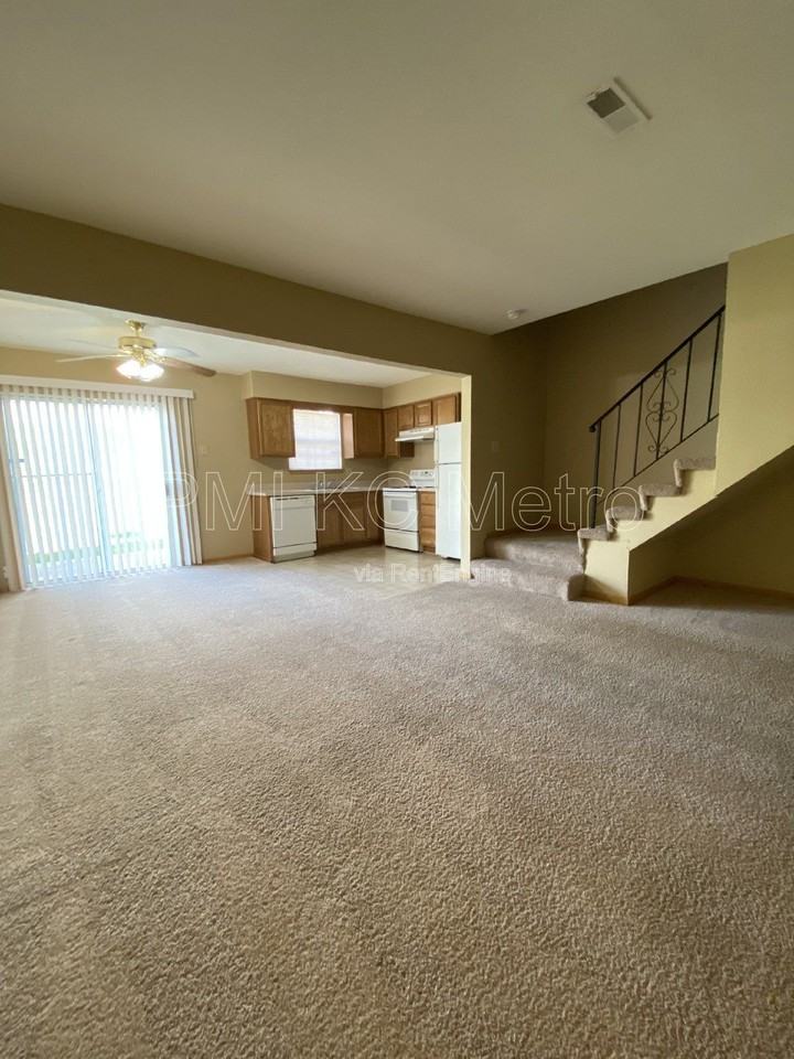 526 Ne Churchill St - Photo 3 of 15