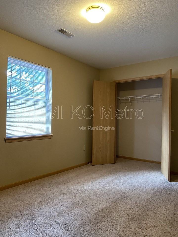 526 Ne Churchill St - Photo 4 of 15