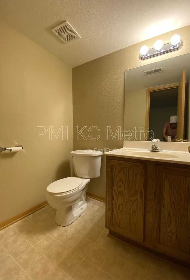 526 Ne Churchill St - Photo 5 of 15