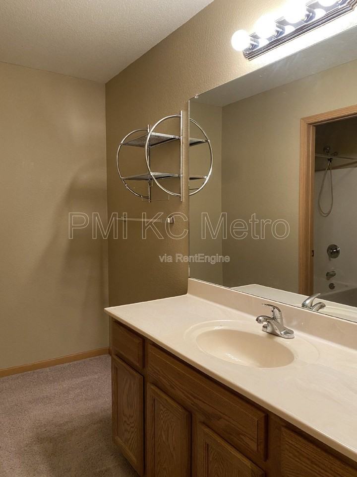526 Ne Churchill St - Photo 6 of 15