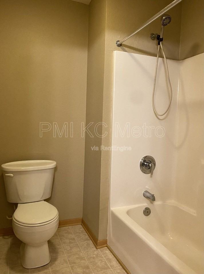 526 Ne Churchill St - Photo 7 of 15