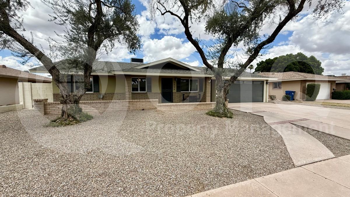 2436 E Fairmont Dr