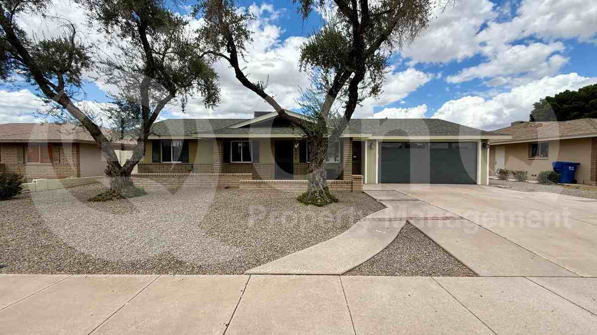 2436 E Fairmont Dr - Photo 2 of 21