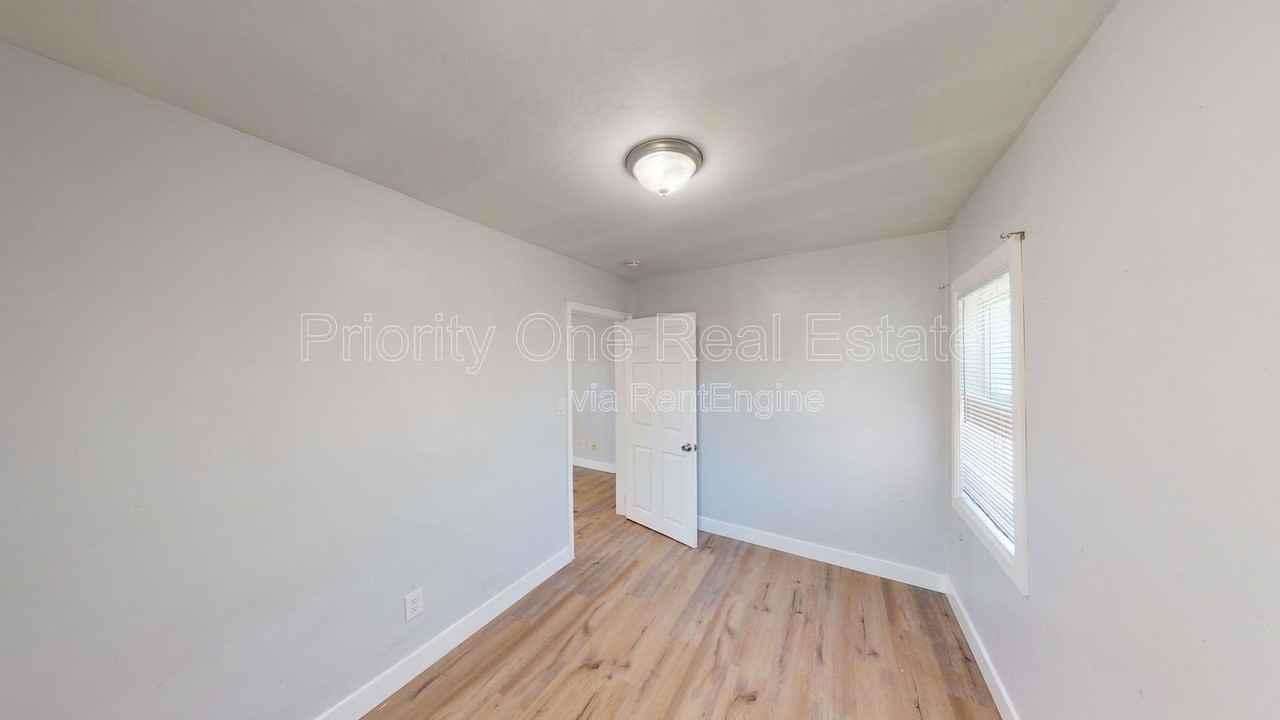 2954 1/2 Webster Ave - Photo 4 of 10