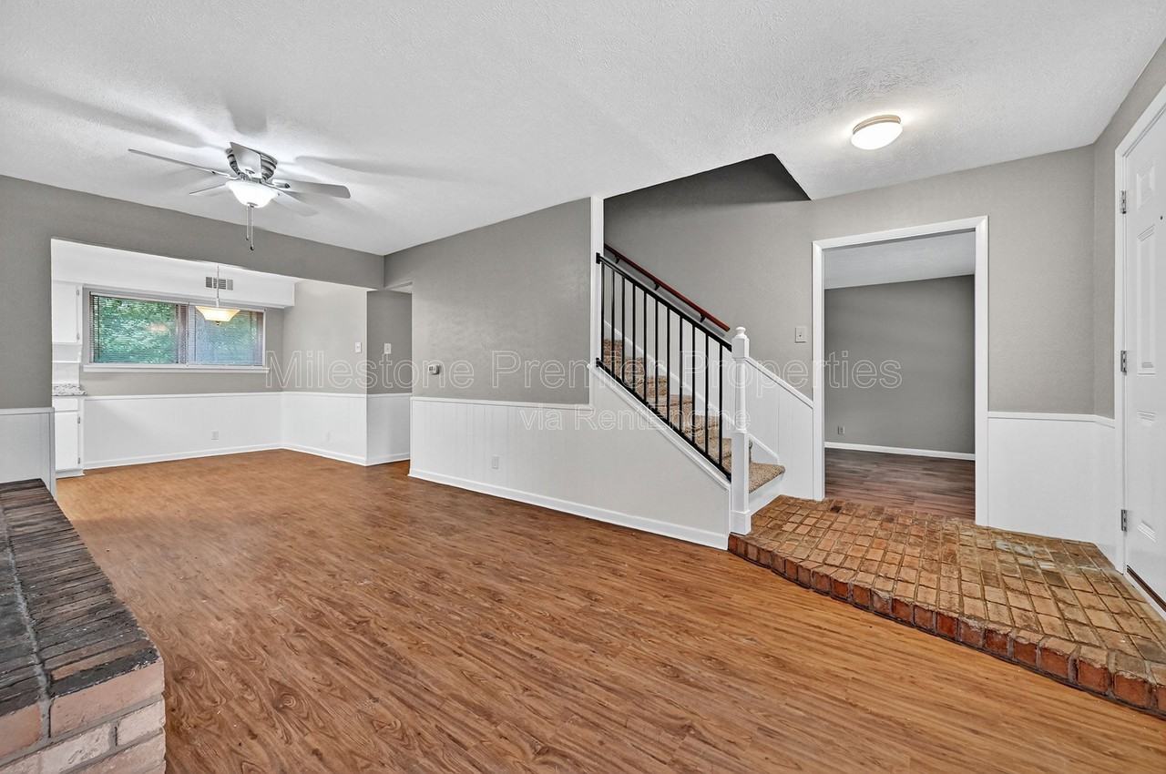 105 E Ford St - Photo 4 of 24