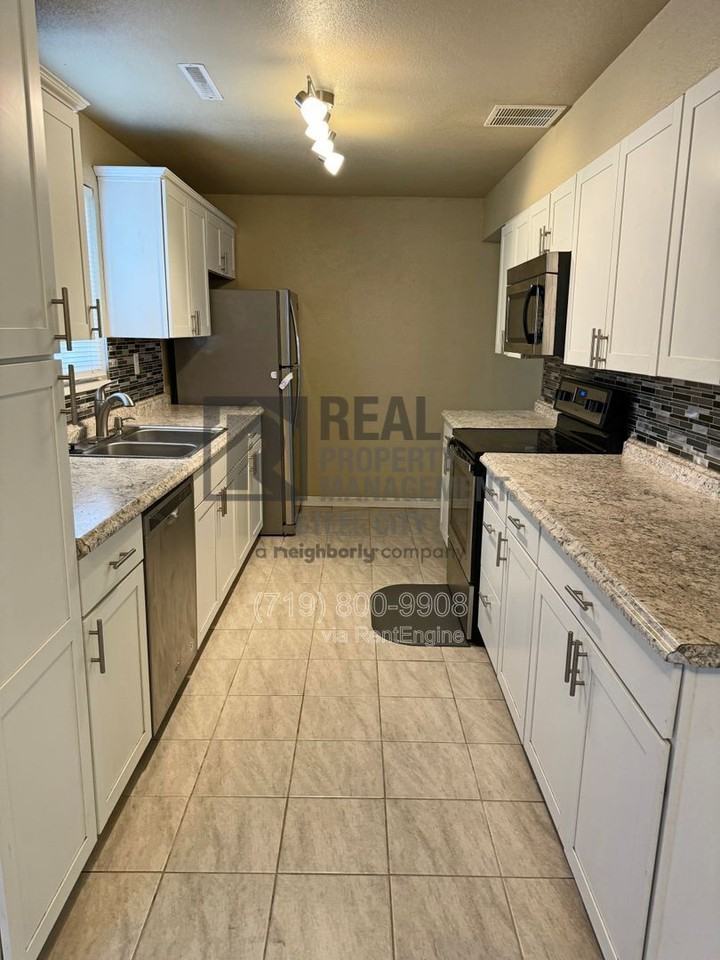 3011 Aster St - Photo 5 of 23