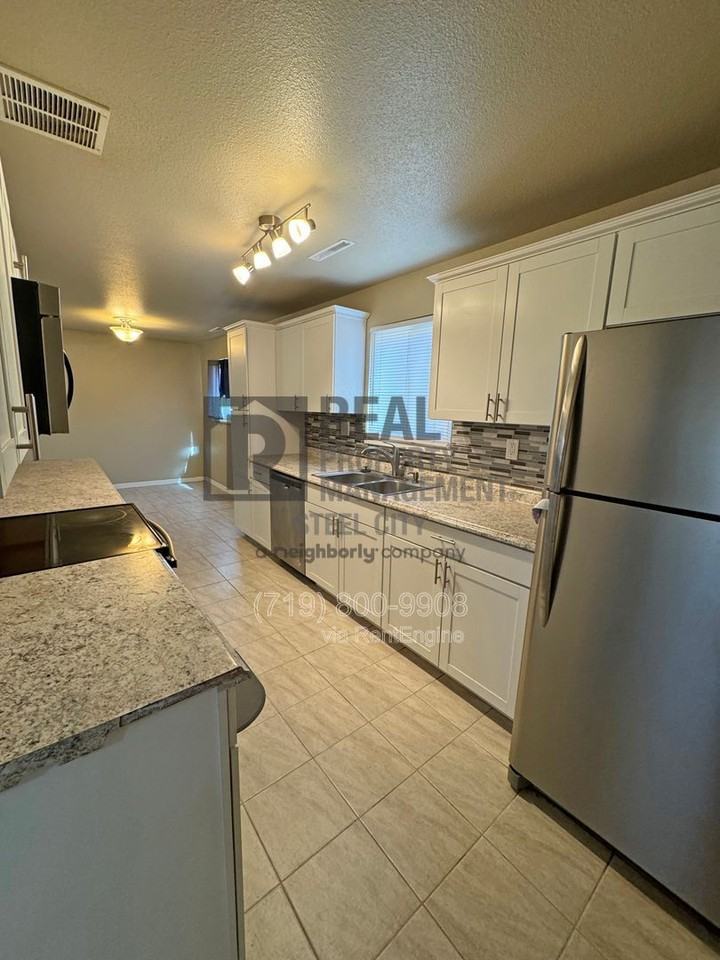 3011 Aster St - Photo 6 of 23