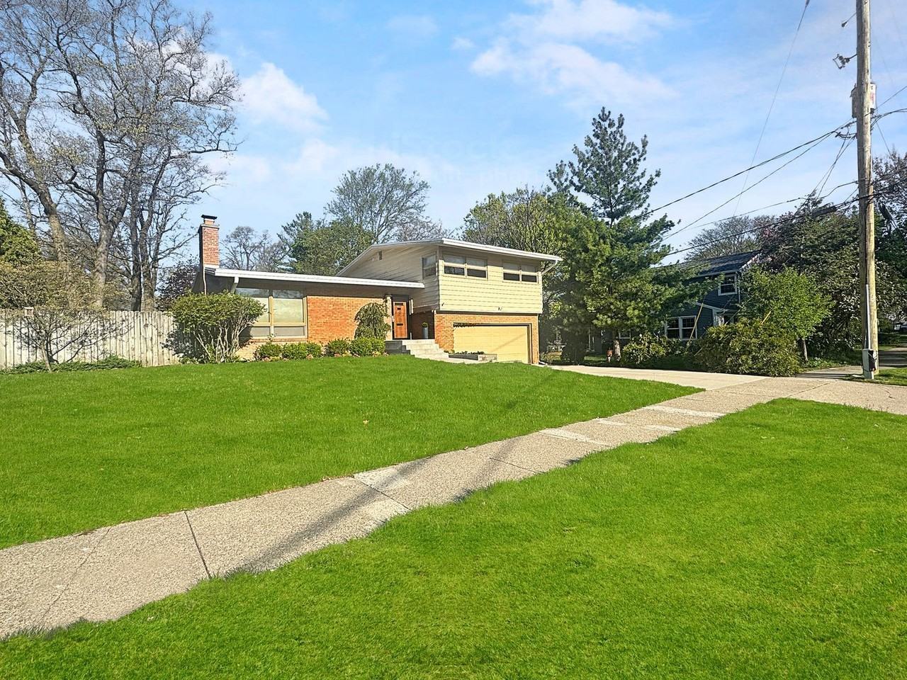 1353 Pinecrest Ave Se - Photo 2 of 4