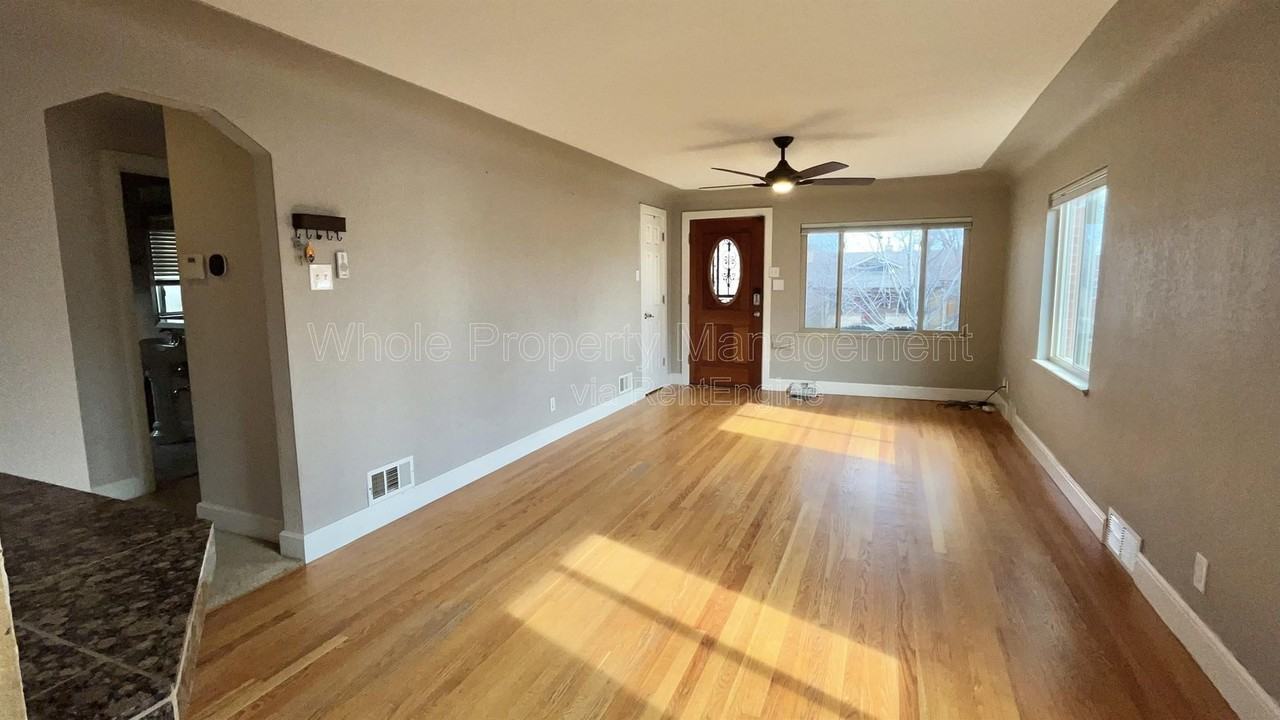 4115 Hooker St - Photo 4 of 33