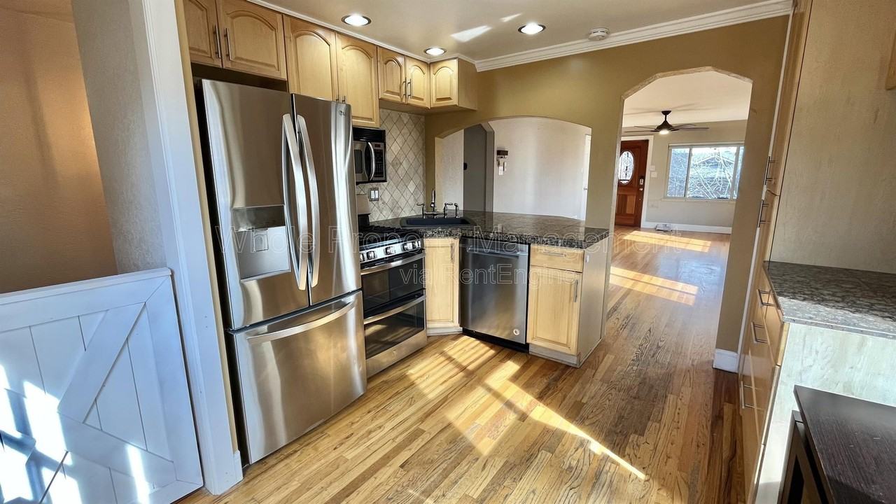 4115 Hooker St - Photo 6 of 33