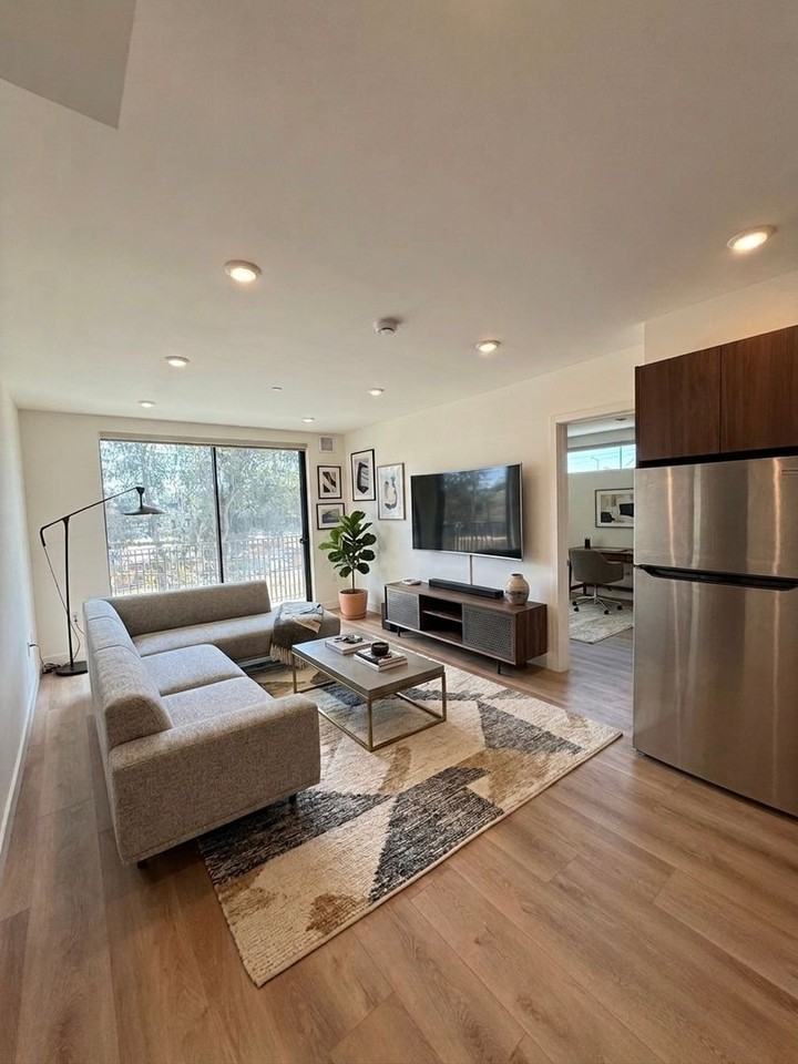 New Luxury Modern 1 & 2 Bedroom Apartments - Photo 6 of 47