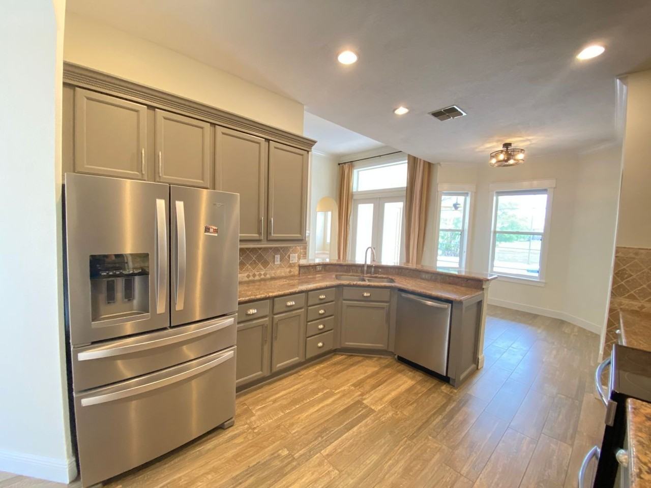 600 Lakescape Ct - Photo 2 of 50
