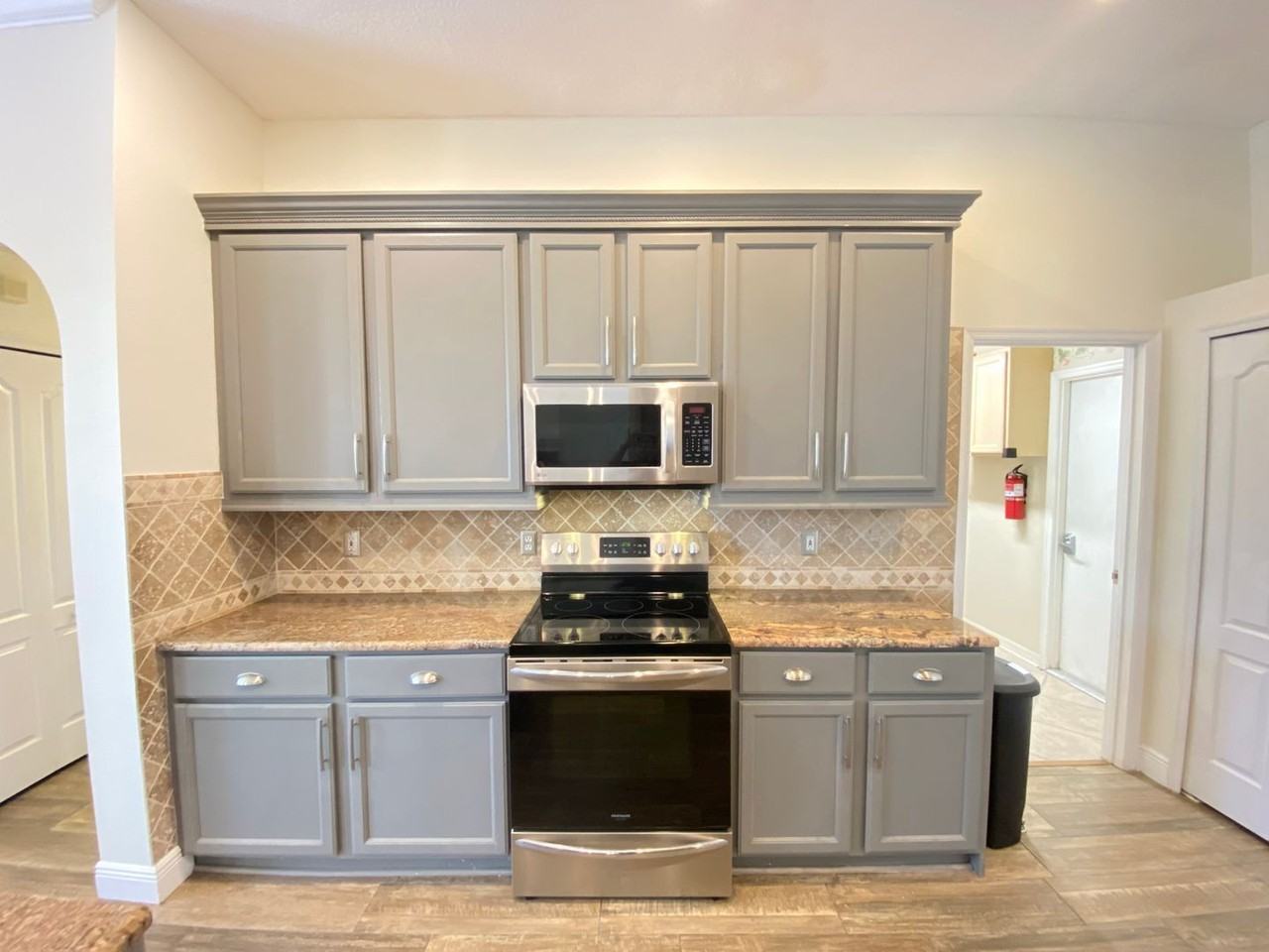 600 Lakescape Ct - Photo 3 of 50