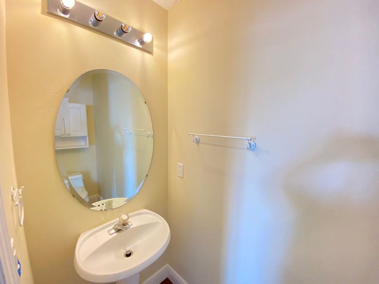 600 Lakescape Ct - Photo 5 of 50
