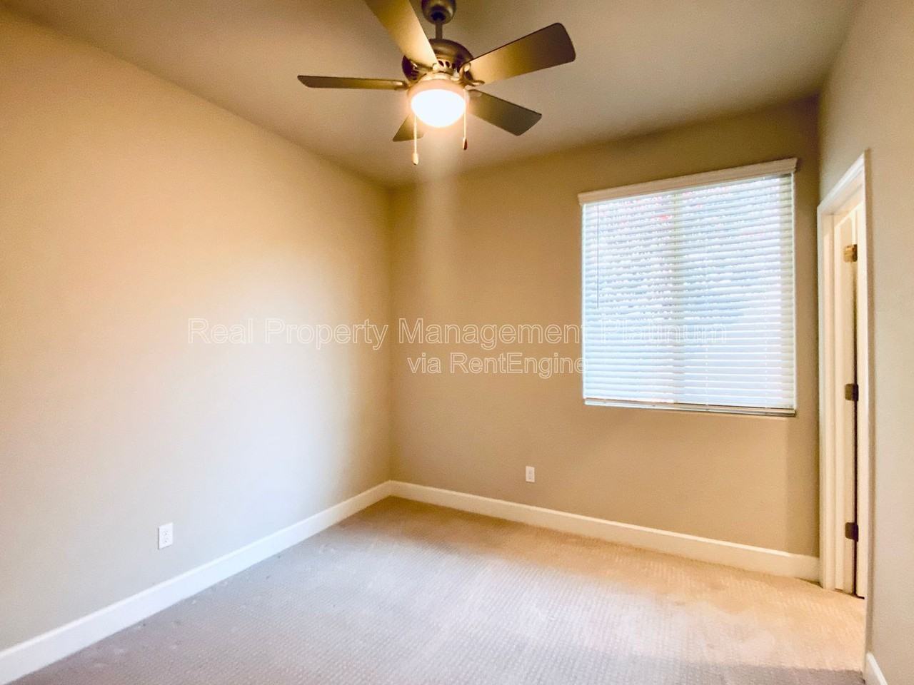 1046 Lindsay Ln - Photo 4 of 34