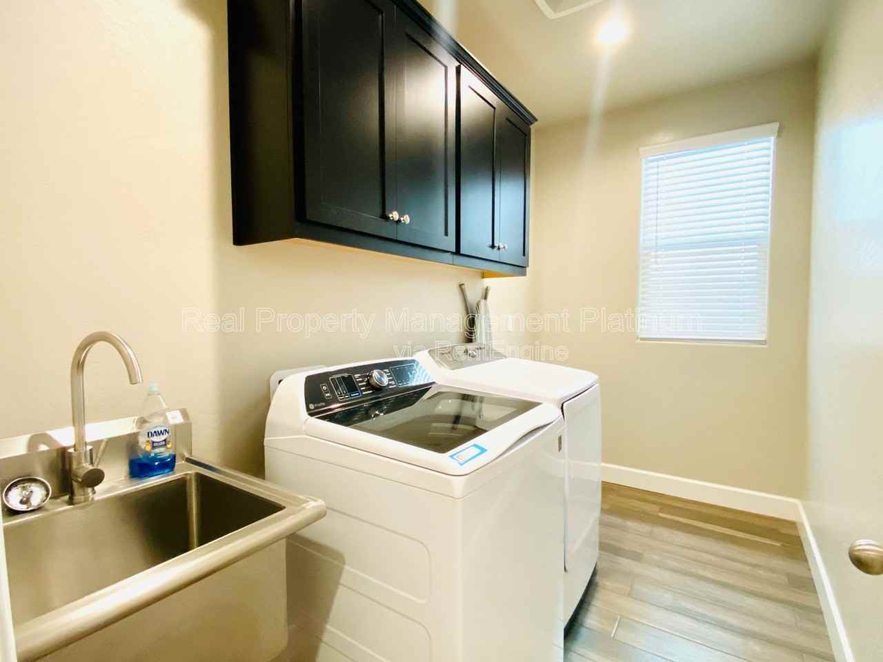 1046 Lindsay Ln - Photo 6 of 34