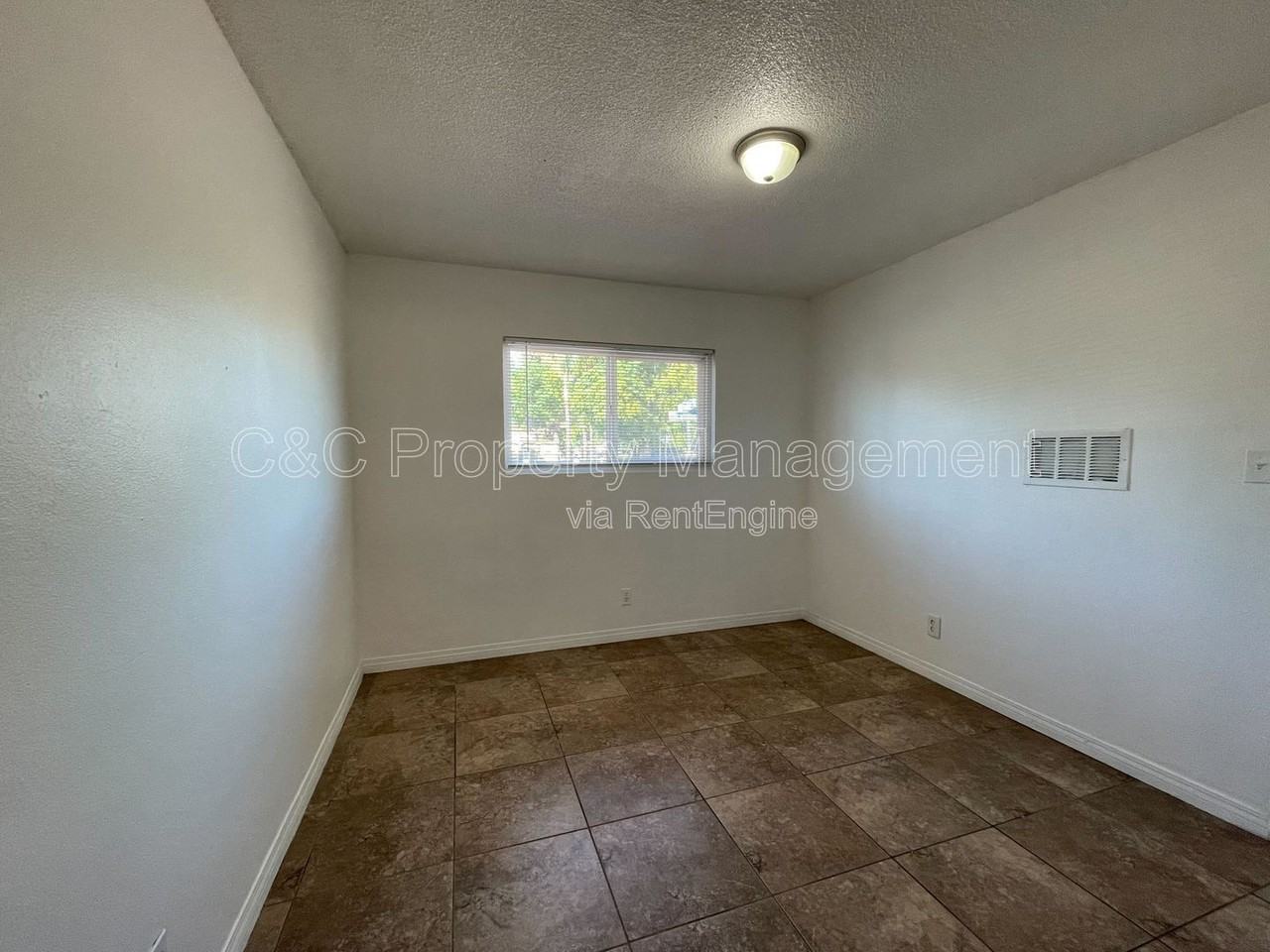 199 N Inez St #D - Photo 4 of 5