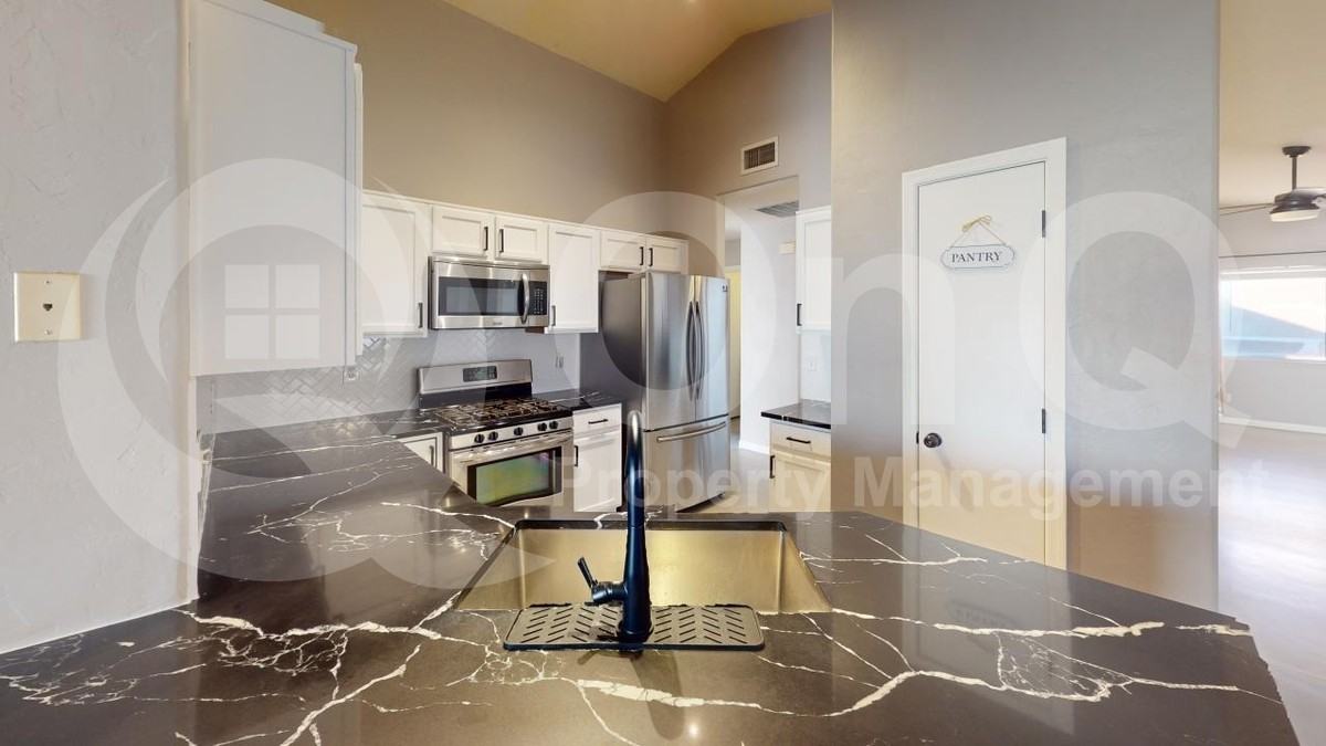 8771 S Desert Rainbow Dr - Photo 5 of 22