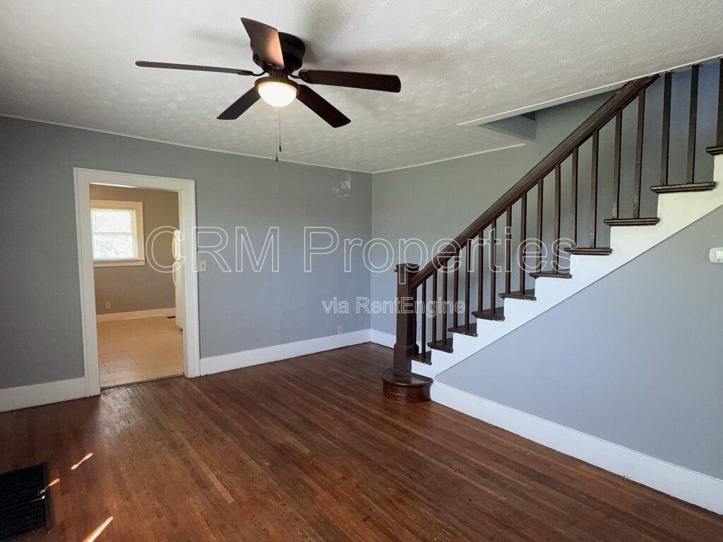 809 N Webster St - Photo 4 of 20
