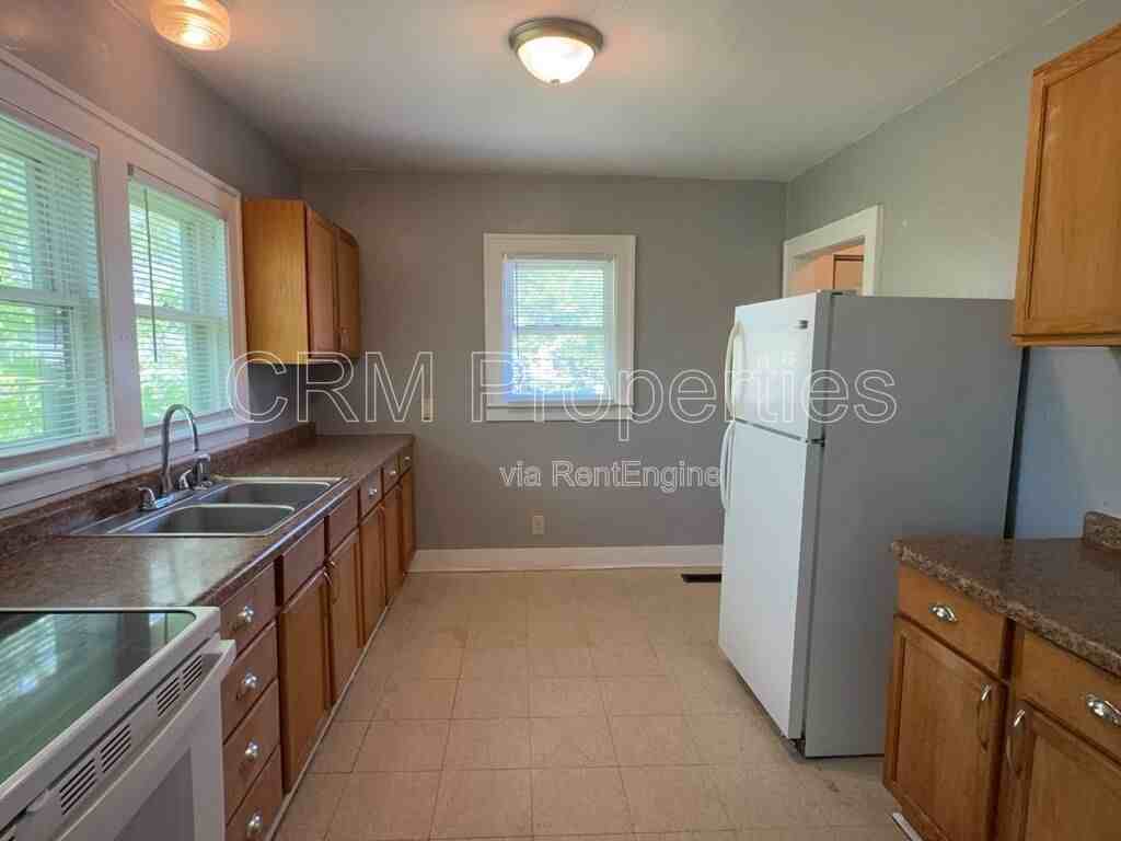 809 N Webster St - Photo 7 of 20