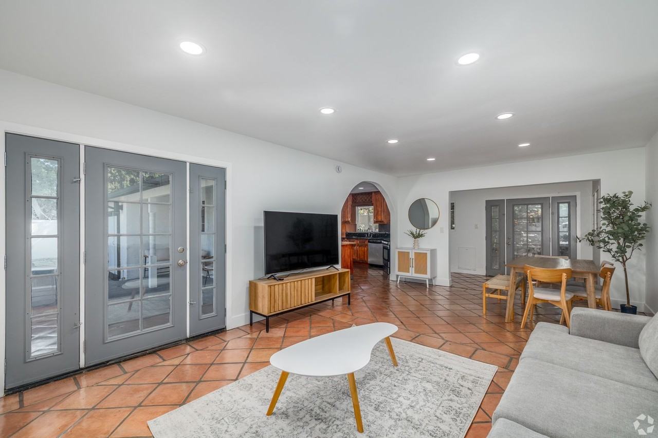 9501 Clybourn Ave - Photo 7 of 23