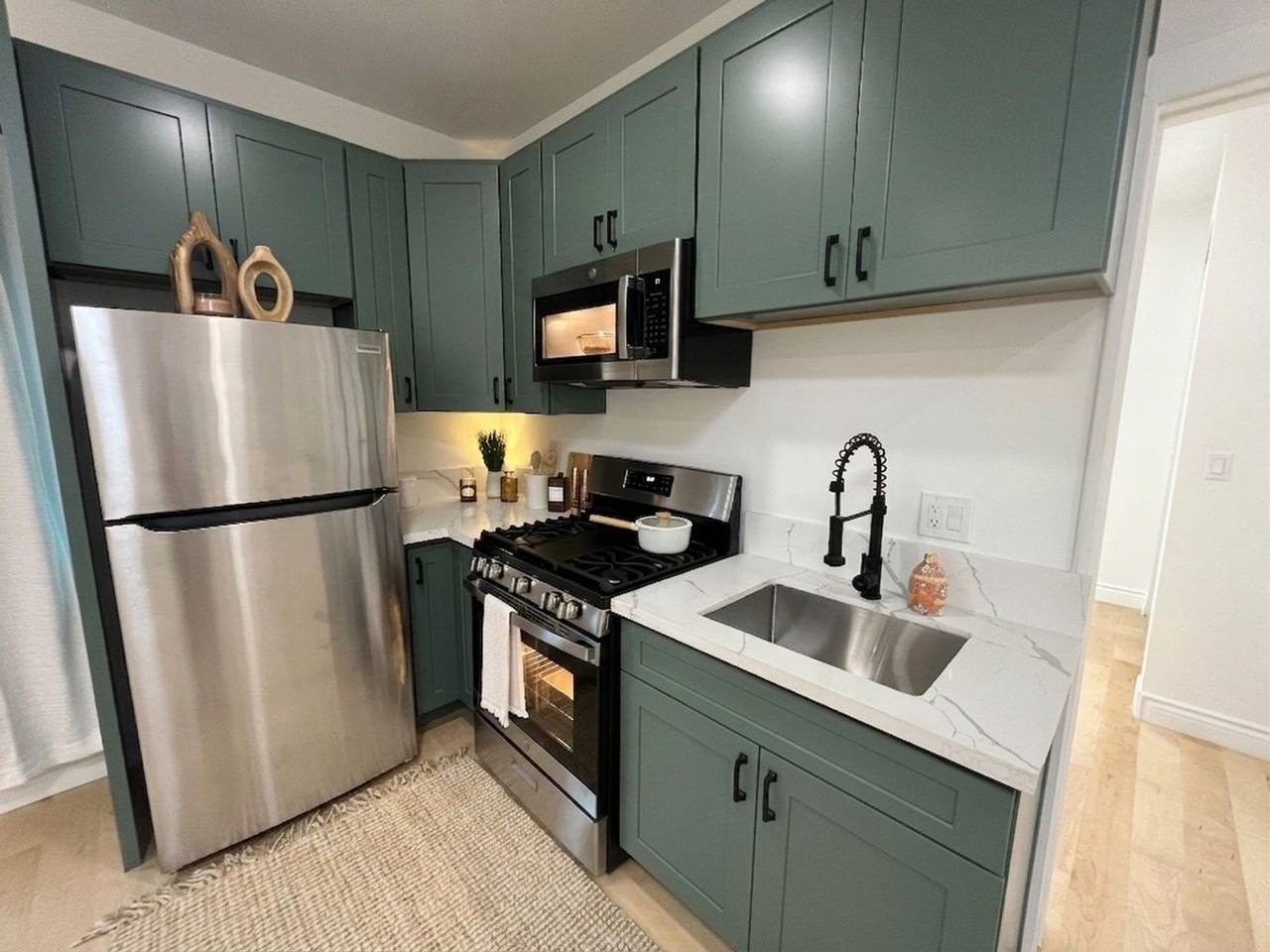 Live in the heart of Silver Lake at 1101 Westerly Terrace - Photo 2 of 27