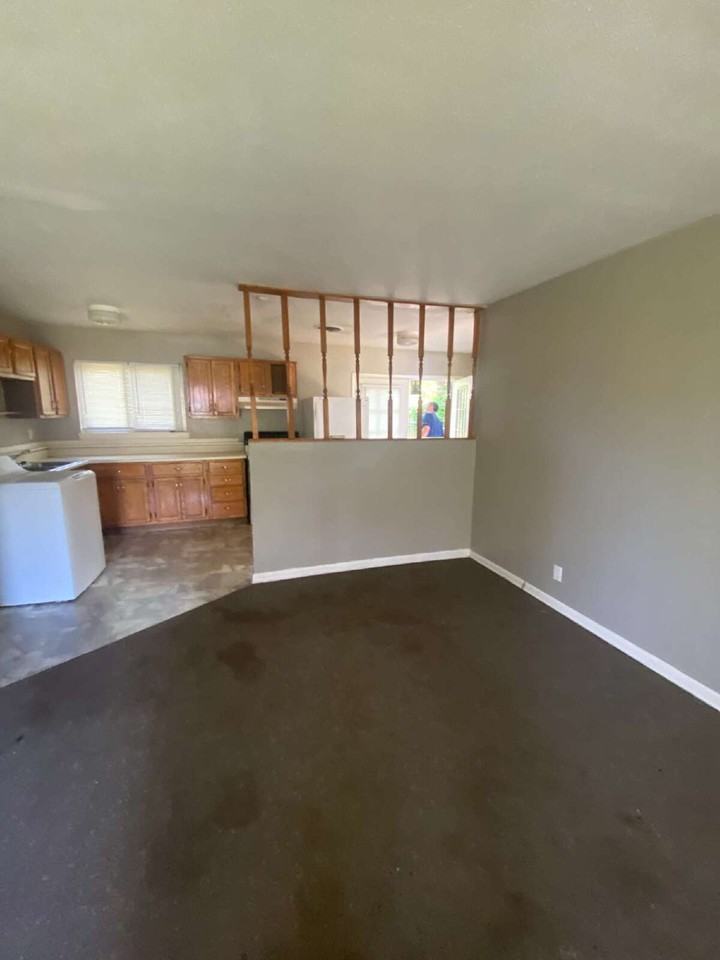 1305 Collins Dr - Photo 2 of 8