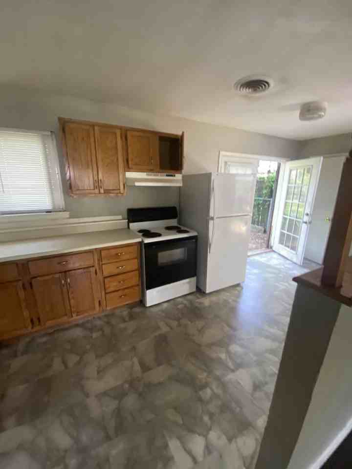 1305 Collins Dr - Photo 3 of 8